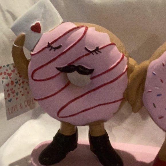 Valentine Donut Couple - Picture 2 of 7